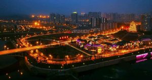 荣昌文旅爆火背后：政府食堂出圈与基建升级中的“玻...