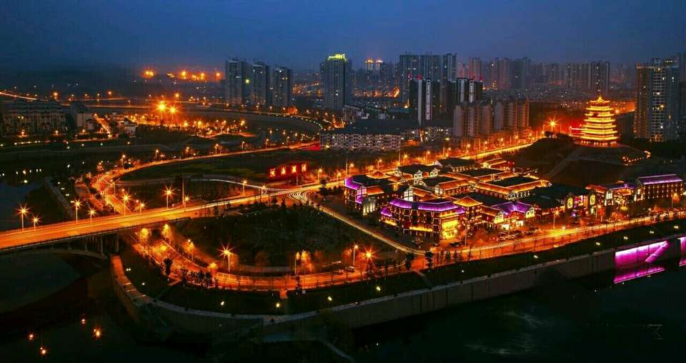 荣昌文旅爆火背后：政府食堂出圈与基建升级中的“玻...